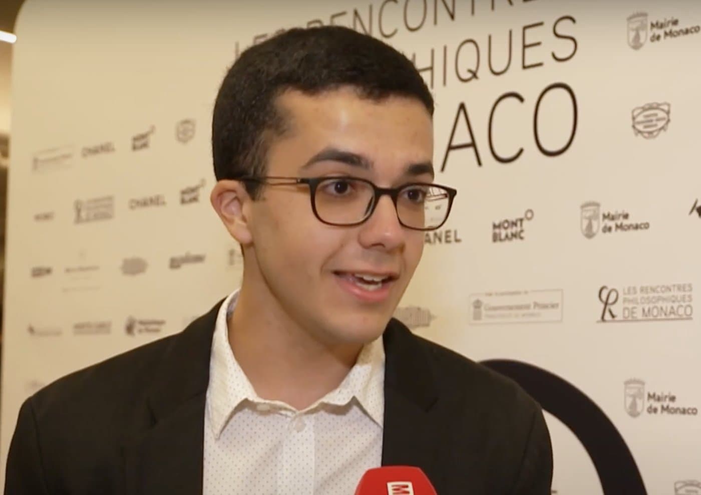Eduardo durante uma entrevista em Mônaco.